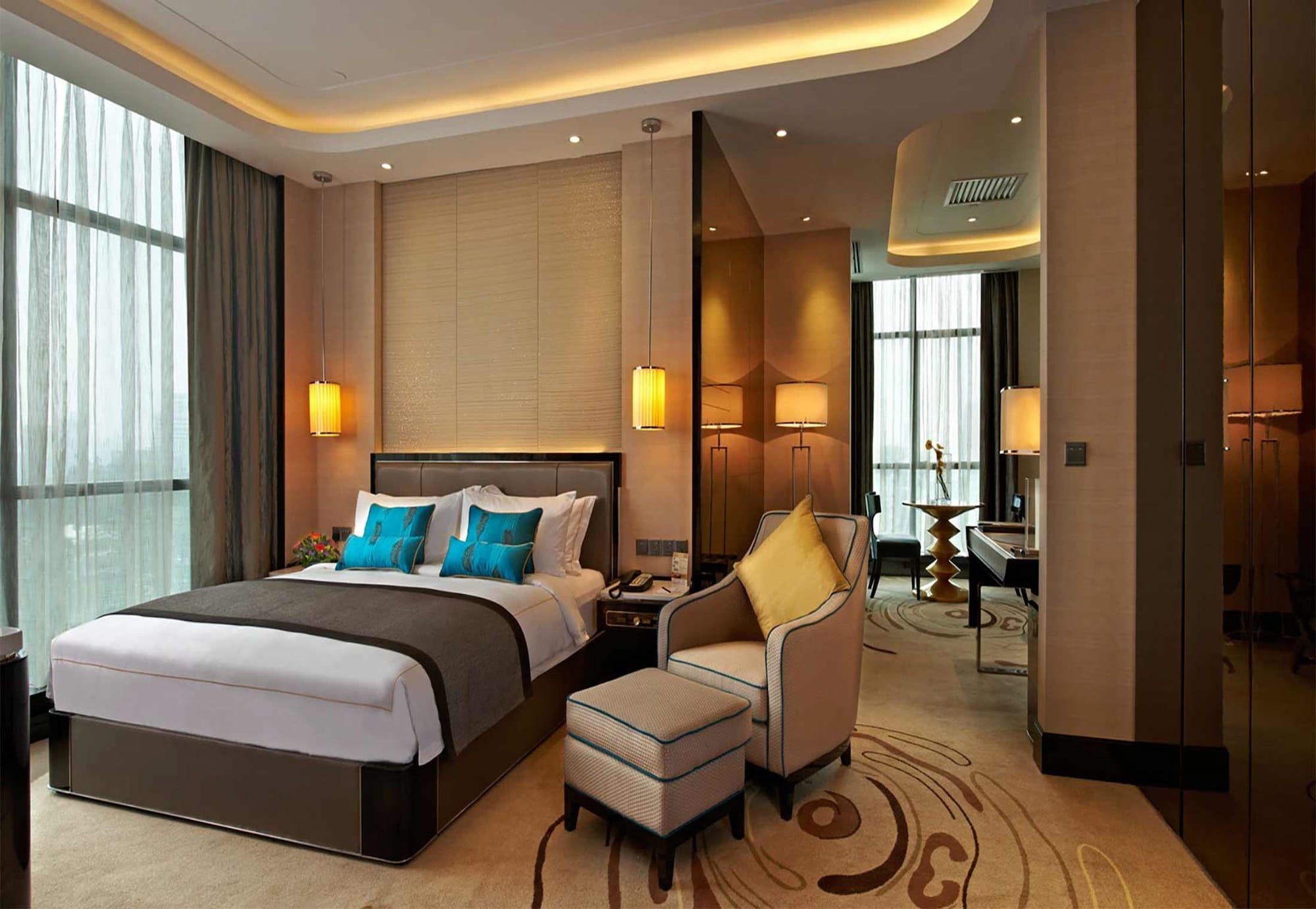 Pacific Regency Hotel Suites Куала-Лумпур Экстерьер фото A bedroom in the hotel